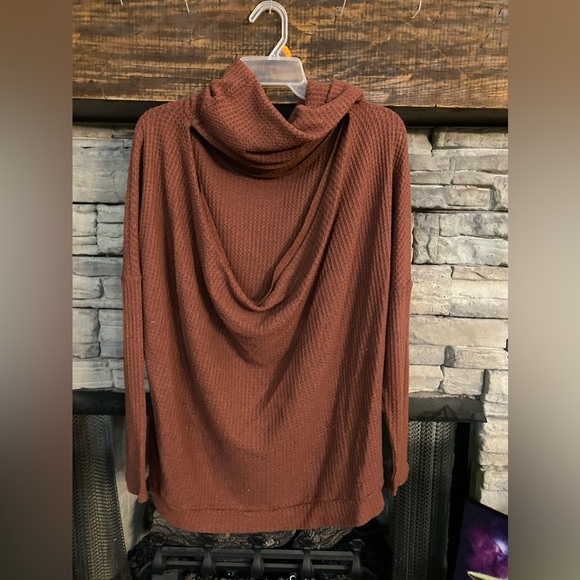 Cowlneck EXPRESS cutout back oversized top - Picture 3 of 3